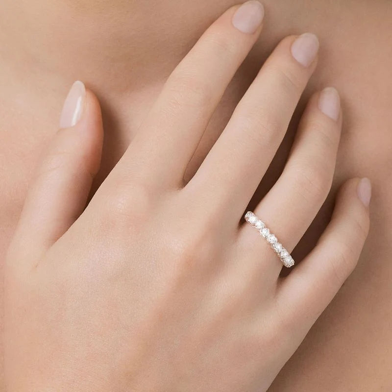 Fino anillo con corazones en plata maciza de ley 925 y circonita cúbica