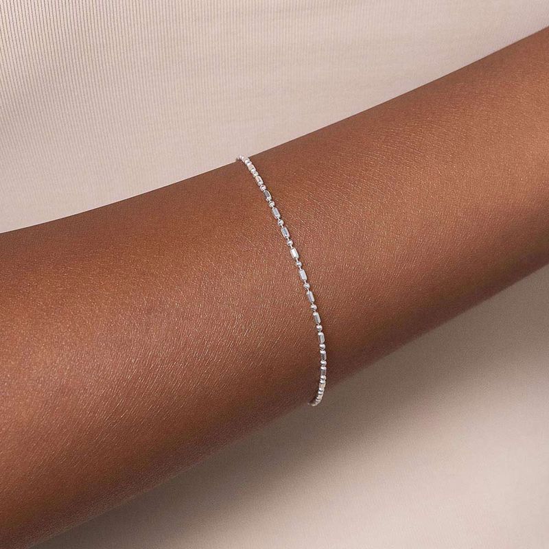 Pulsera con decoración de cuentas y abalorios en plata maciza de primera ley 925