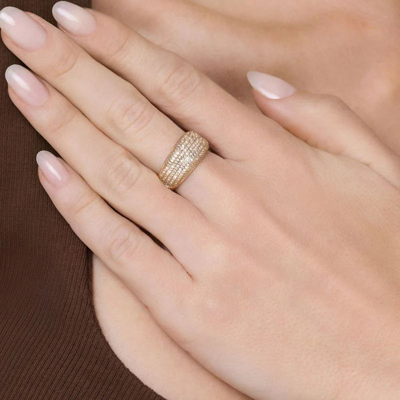 Anillo pavé con circonita cúbica, bañado en oro de 18 quilates