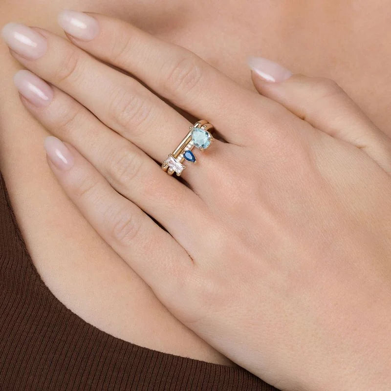 ANILLO DE VARIAS FORMAS BAÑADO EN ORO DE 18K CON CIRCONITAS Y CRISTALES