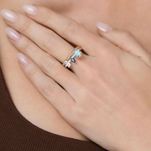 ANILLO DE VARIAS FORMAS BAÑADO EN ORO DE 18K CON CIRCONITAS Y CRISTALES